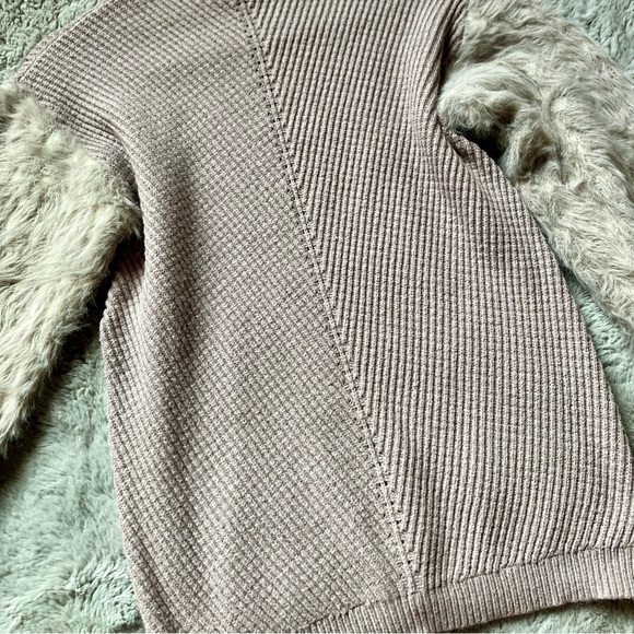 Mystic faux fur sleeved viscose knit sweater size medium creamy grey - Picture 7 of 8